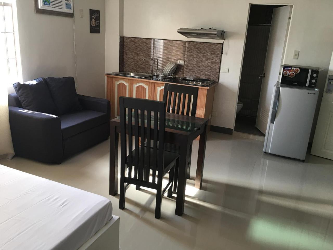 Beinte Singko de Marso Apartments Candon Exterior foto